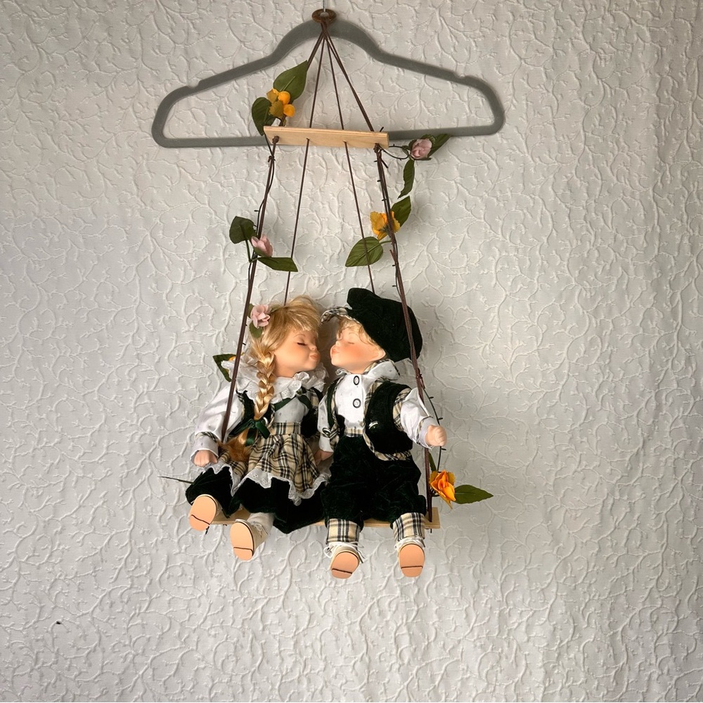 Cathay Collection Porcelain Dolls 1-5000 Kissing On Swing Vintage Collectibles-